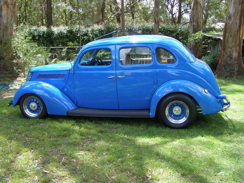 1937 Ford 4DOOR SEDAN