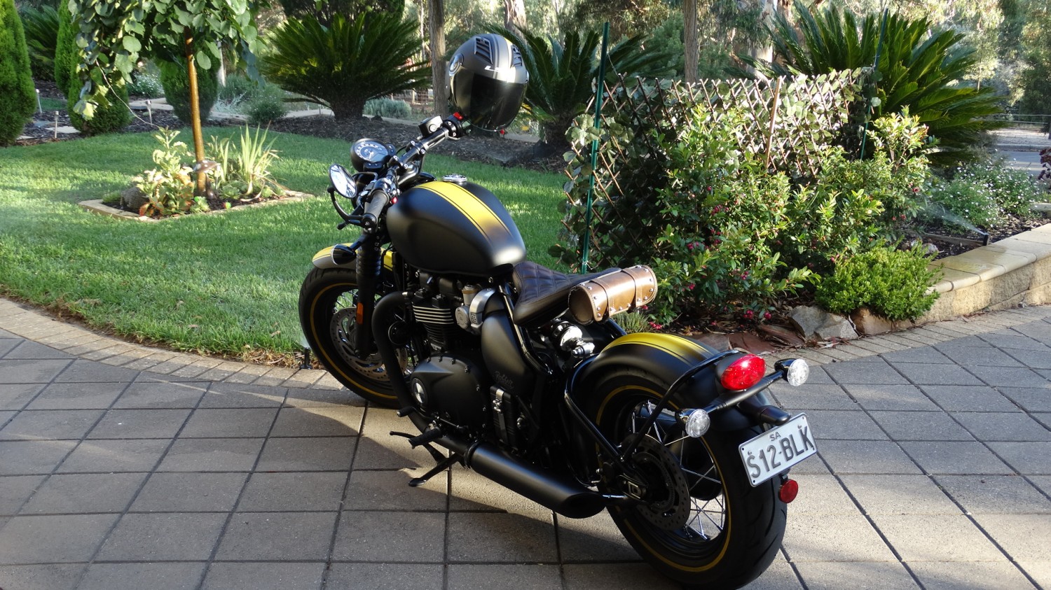 bobber black triumph 2020