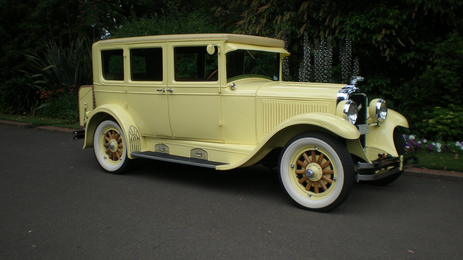 1928 Oakland sedan