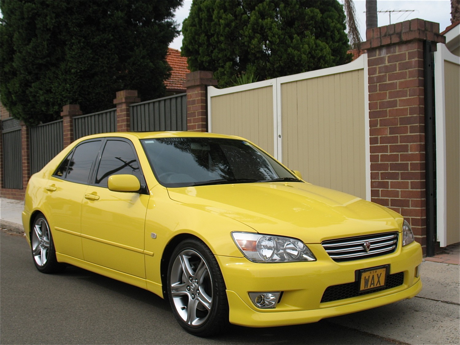 2000 Lexus IS200 Yellow