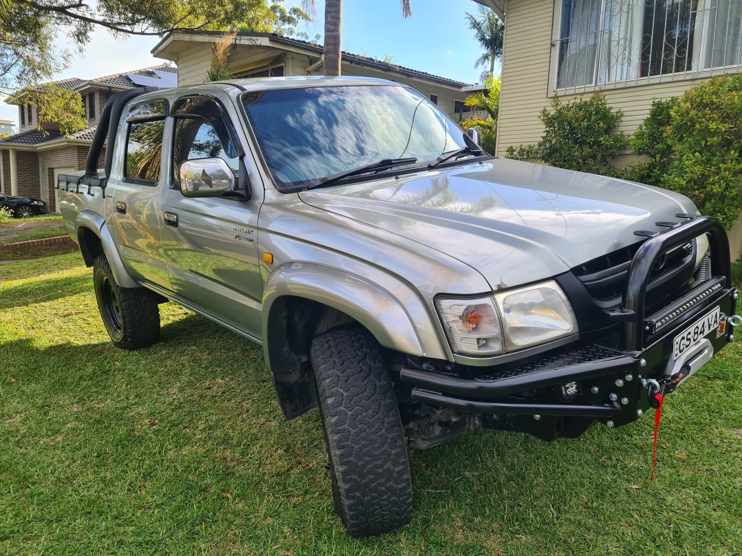 2004 Toyota HILUX SR5 (4x4)