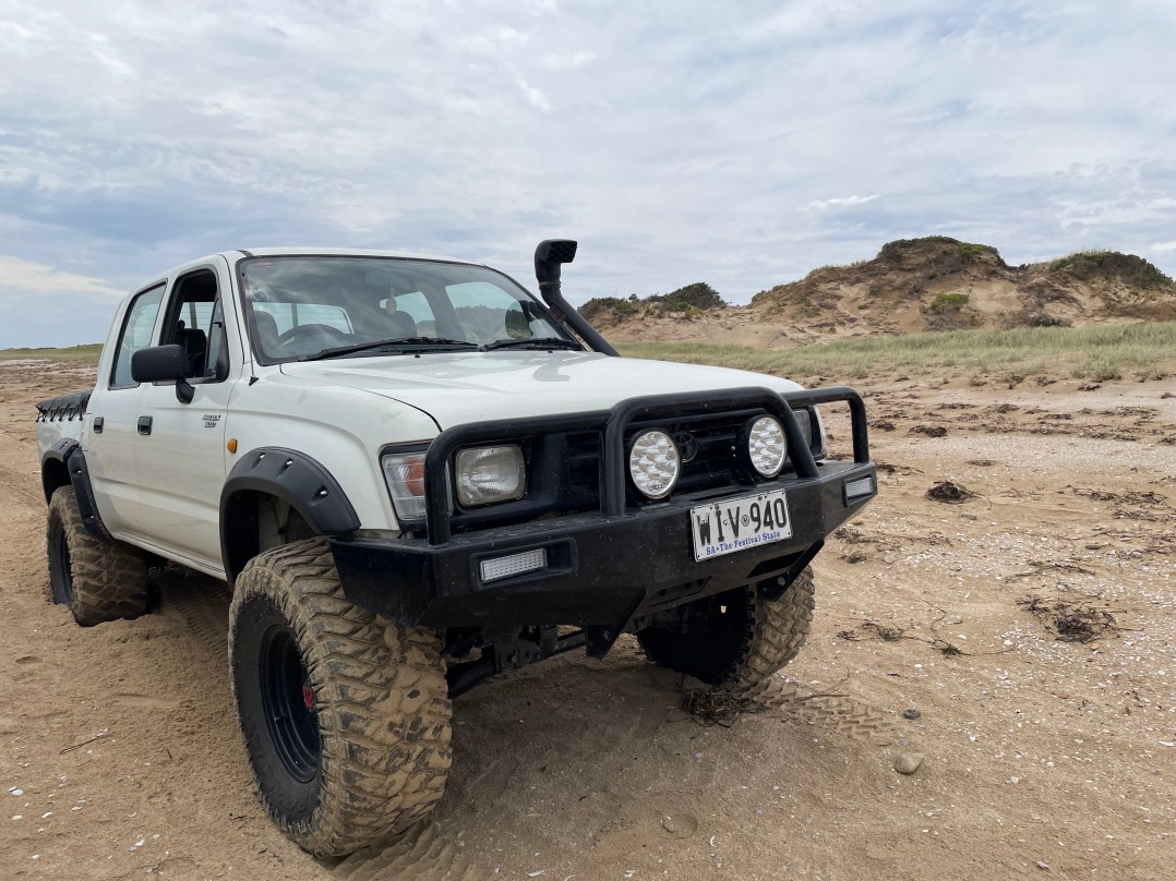 1999 Toyota HILUX (4x4)