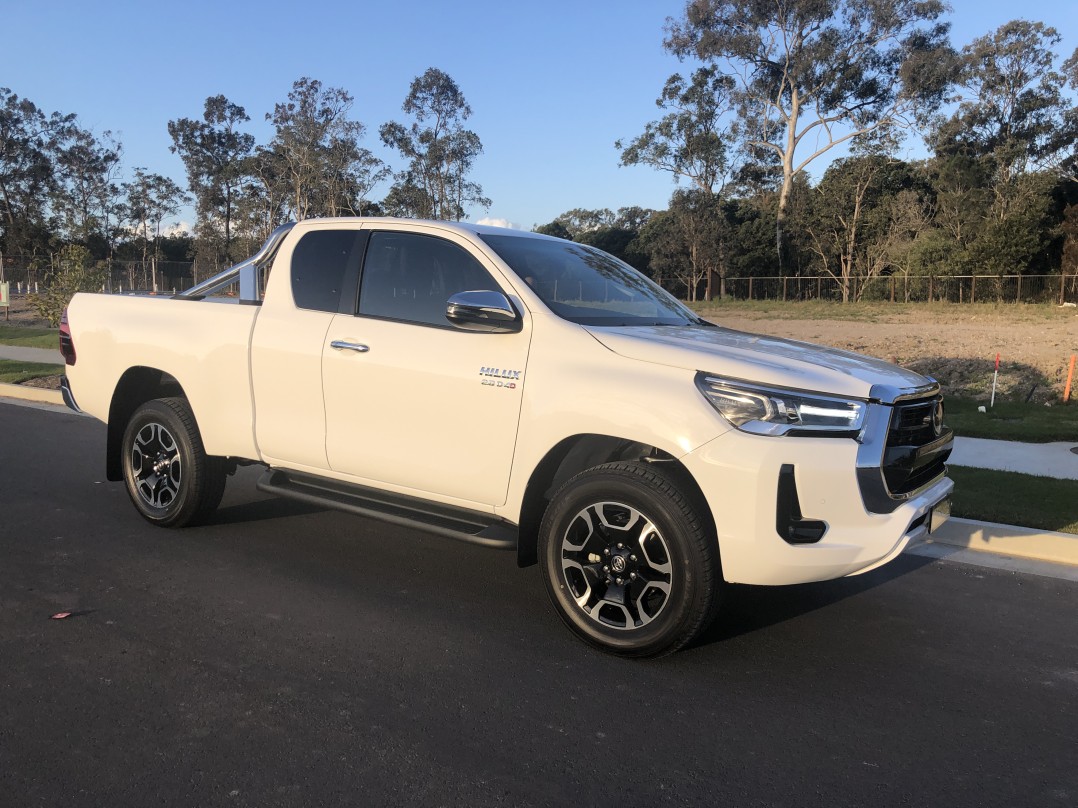 2022 Toyota HILUX SR5 (4x4)