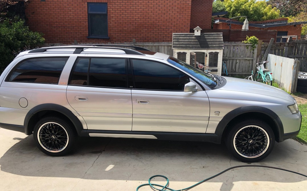 2005 Holden ADVENTRA LX8