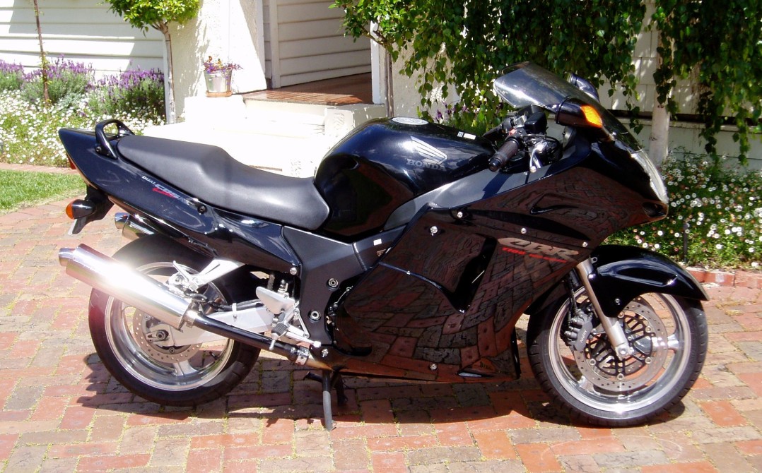 1997 Honda 1137cc CBR1100XX (SUPER BLACKBIRD)