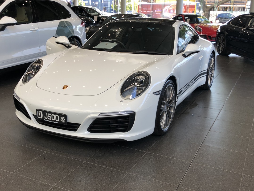 2017 Porsche 911 CARRERA