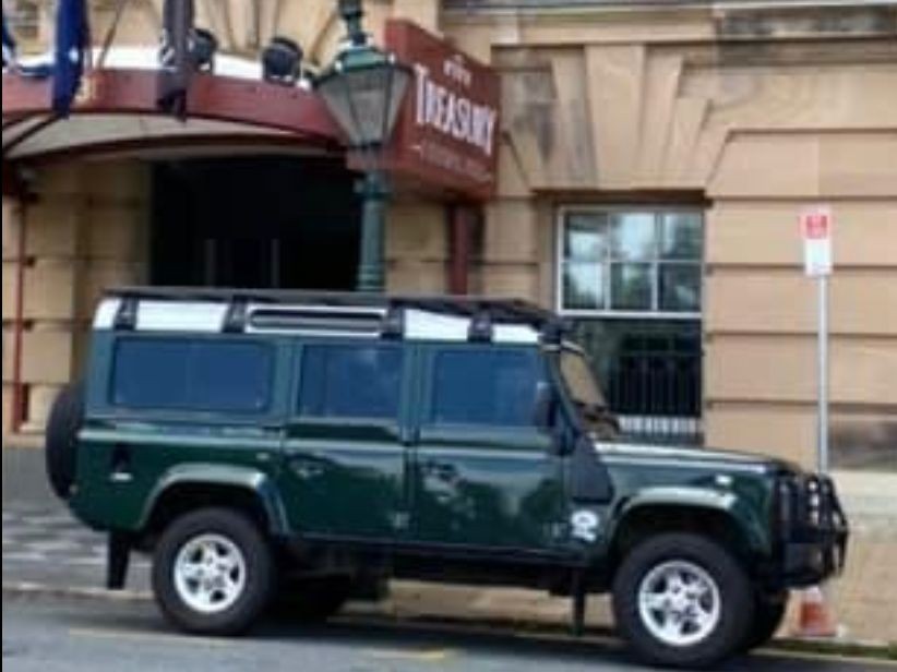 2000 Land Rover DEFENDER 110 (4x4)