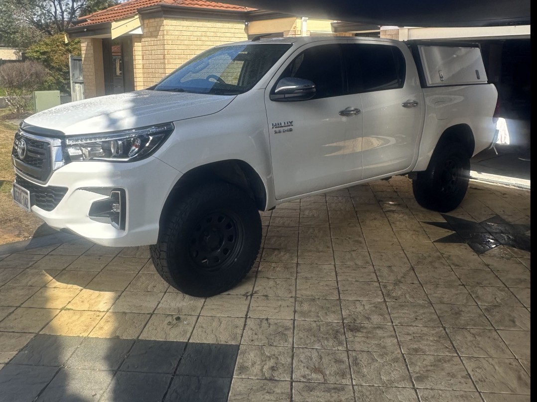 2018 Toyota HILUX SR5 (4x4)