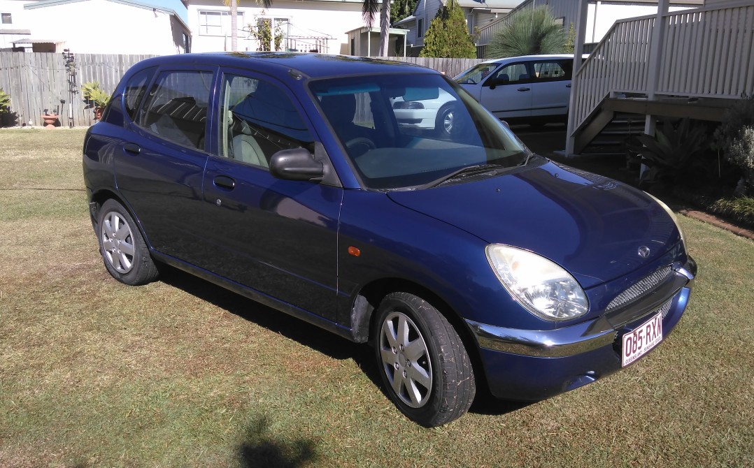 2000 Daihatsu SIRION