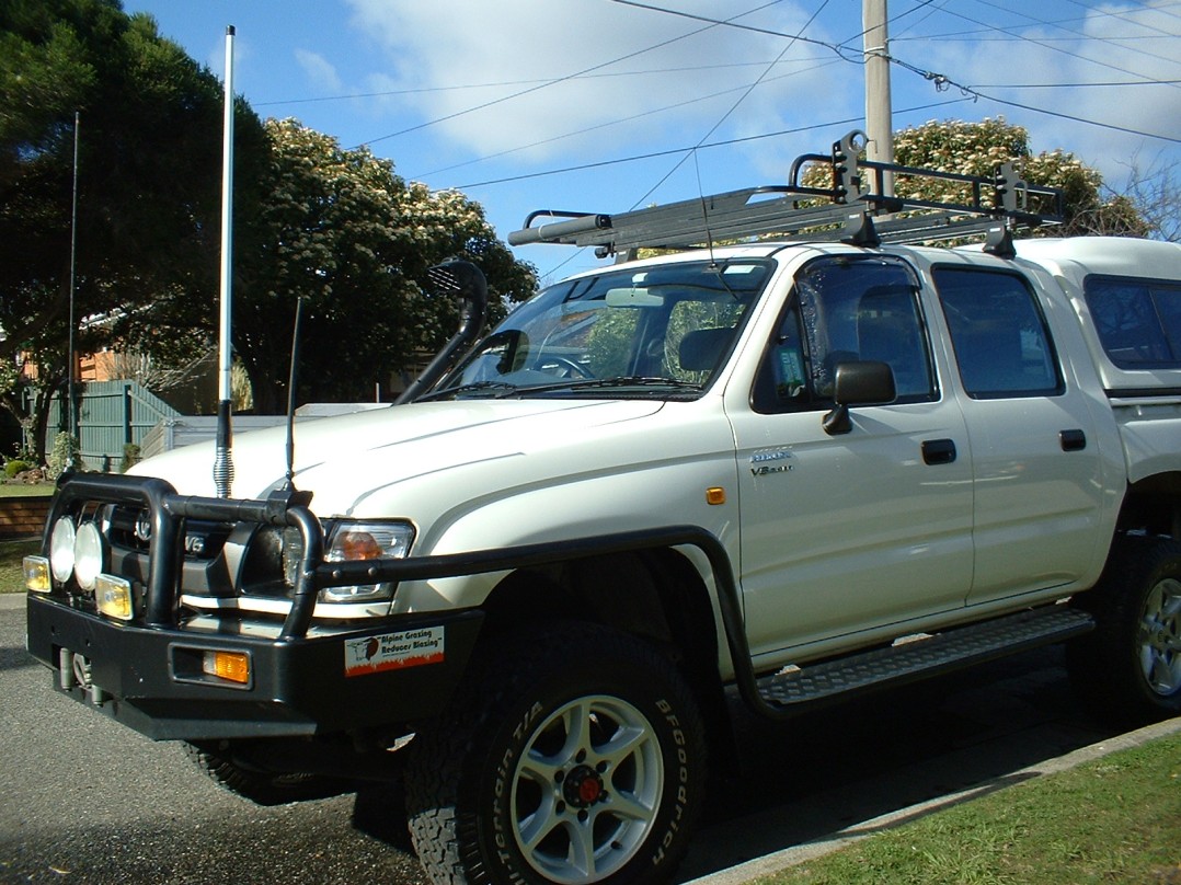 2002 Toyota HILUX (4x4)