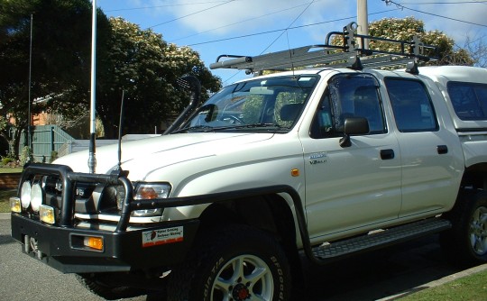 2002 Toyota HILUX (4x4)