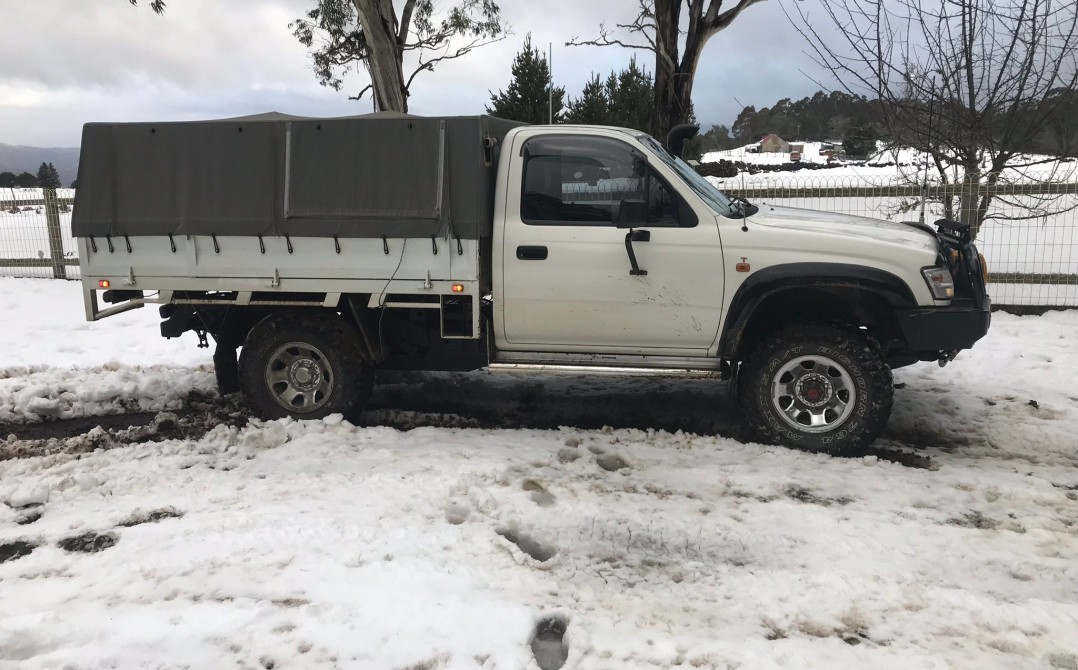 2003 Toyota HILUX (4x4)