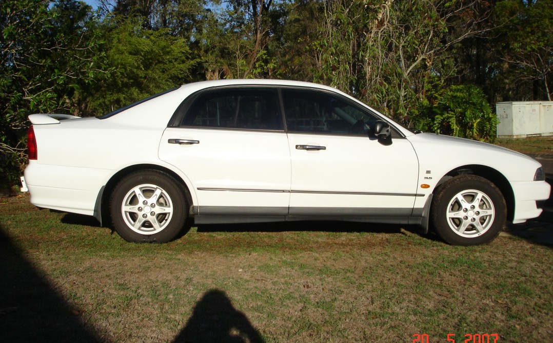 2000 Mitsubishi MAGNA ADVANCE