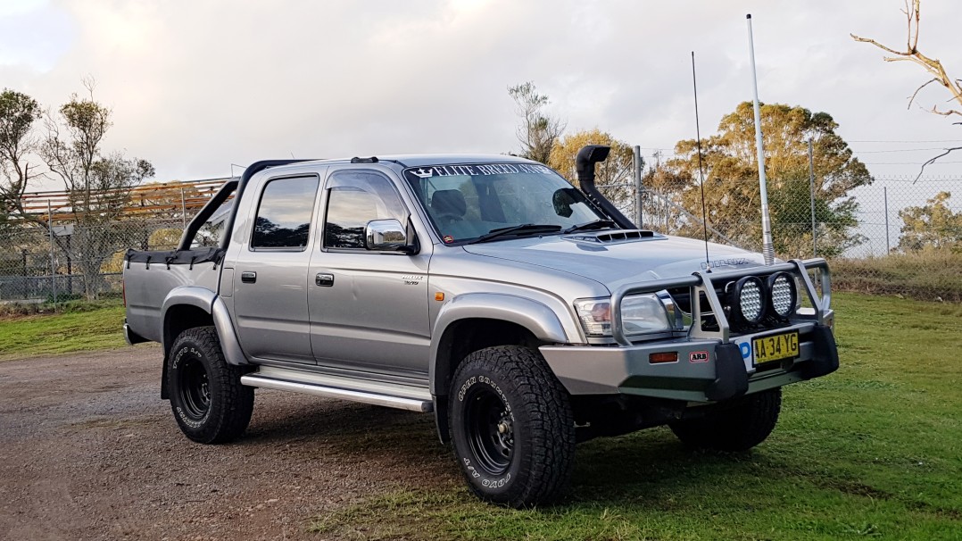 2004 Toyota HILUX SR5 (4x4)