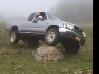 2004 Toyota HILUX (4x4)