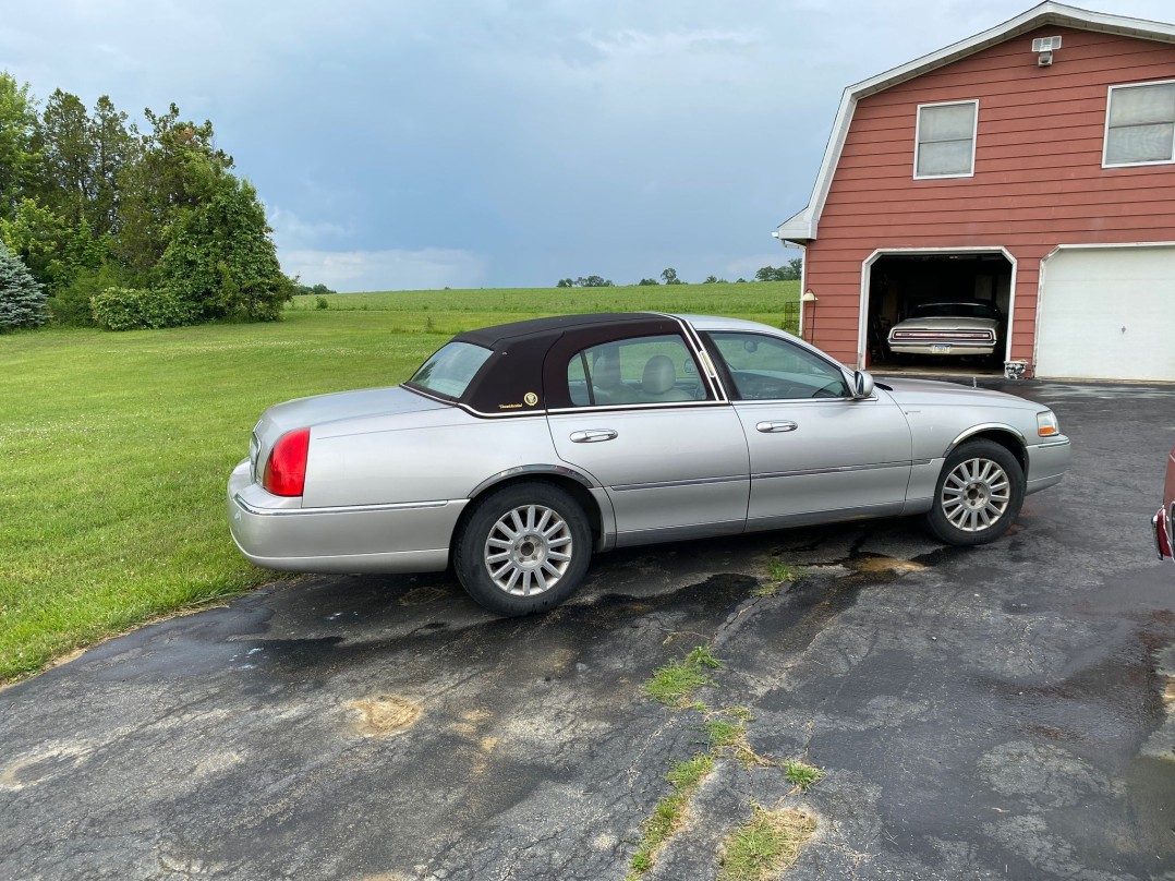 2003 Lincoln Town Car