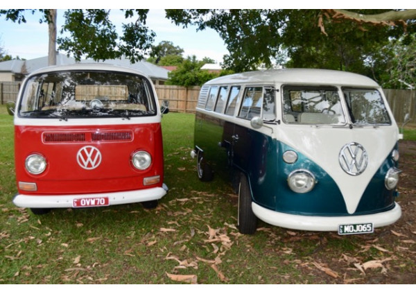 Little Red Bus & Emeral Bus - Shannons Club